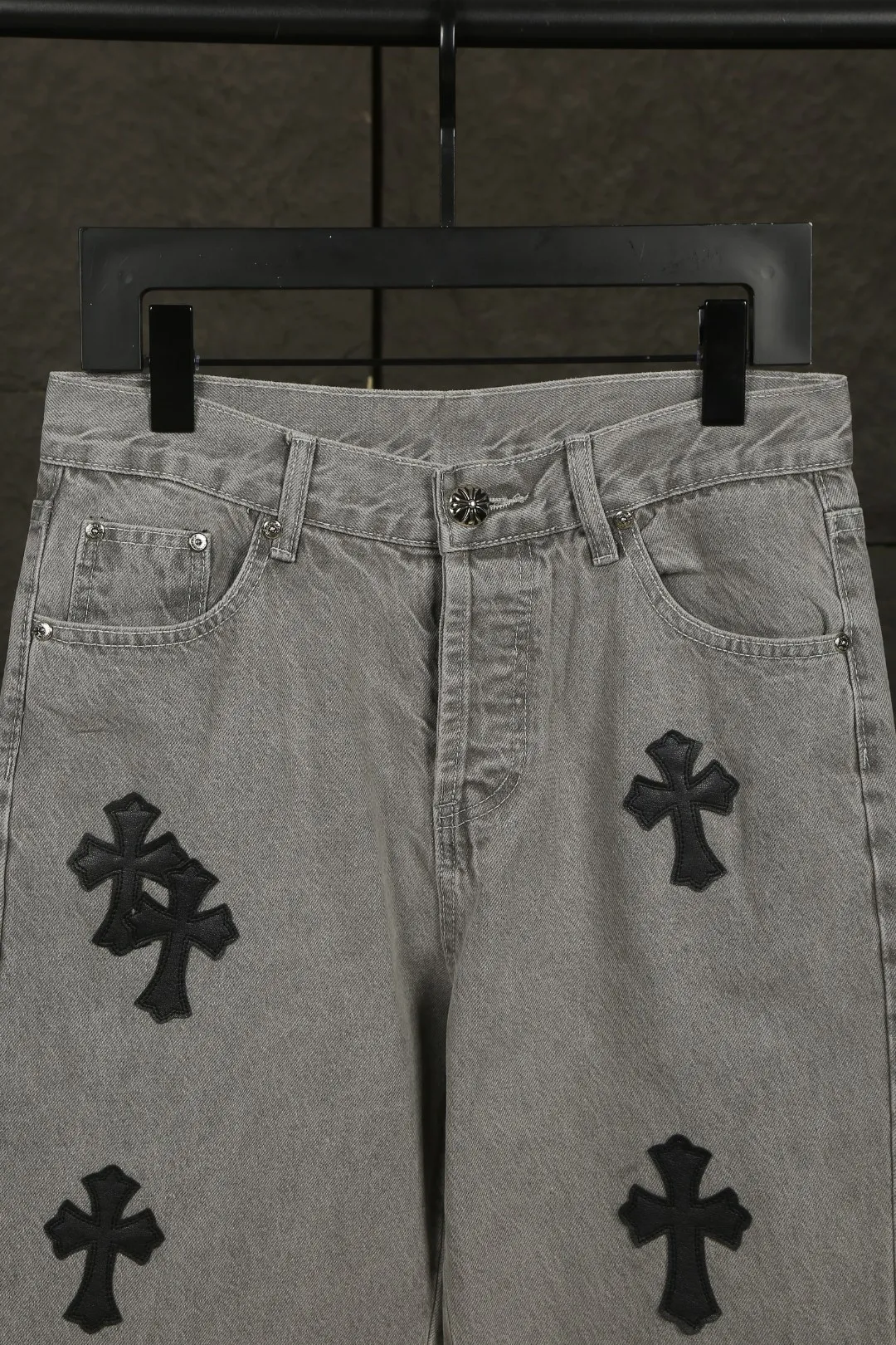 P230 Actual photo [High quality] Code: 25026# Color: washed gray Size: S/28 to Fermentation wash and soft color fixation, soft and thick to wear. Details are all hand-polished and made with craftsmanship. All-over jacquard fabric has a unique design style. Multiple processes have been used to create a full retro feel. A niche and unique non-contrast shirt. Customized distressed spray-painted buttons. Every detail is crafted with craftsmanship.